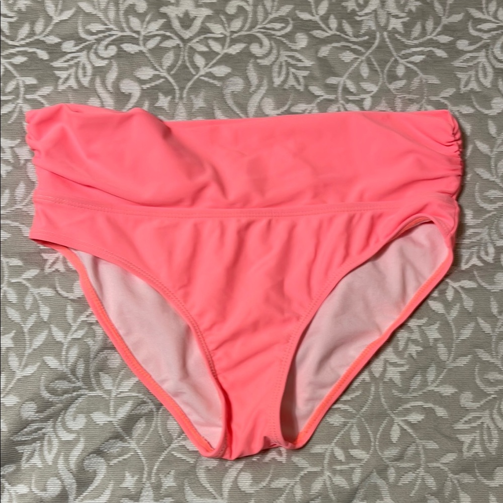New without tags womens size medium bikini bottom with side ruching.